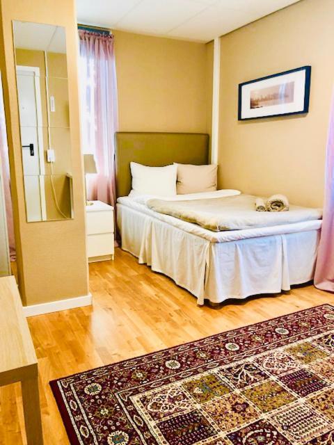 Standard Twin Room image 3