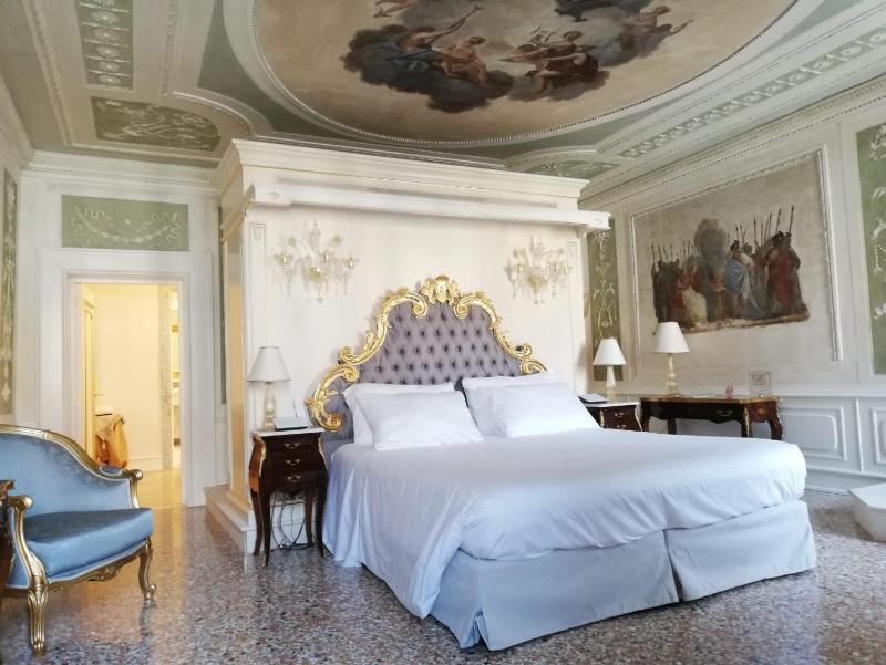 Presidential Suite with Canal View image 4