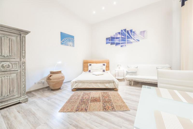 ATLANTA apartment is in the heart of Budapest - image 4