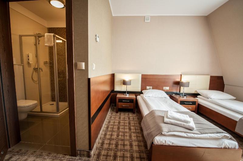 Twin Room image 4