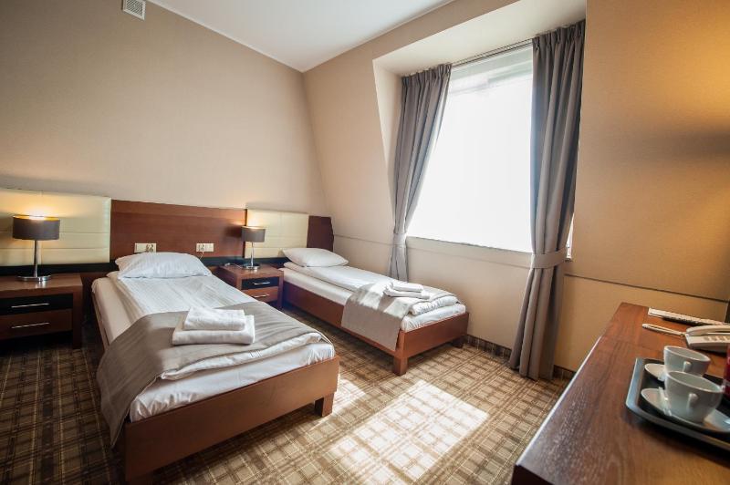 Twin Room image 3