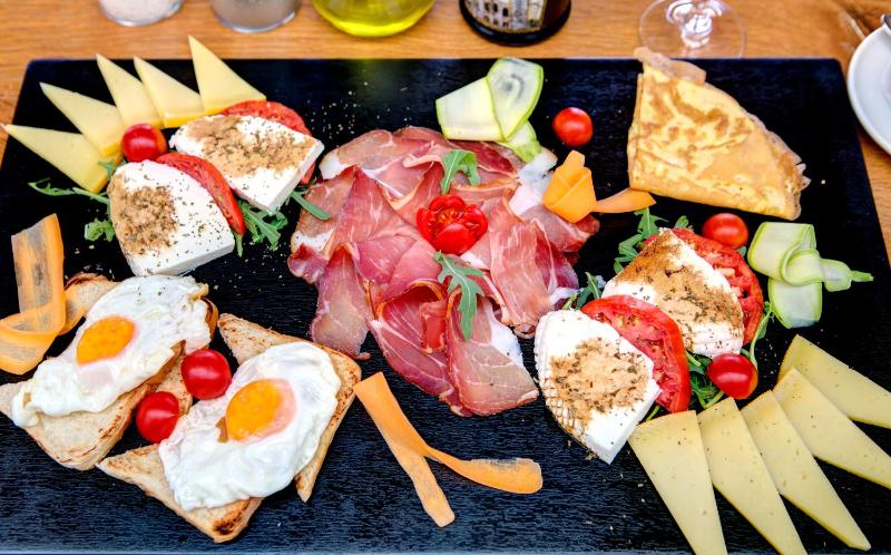 Deluxe Triple Room with Balcony image 2