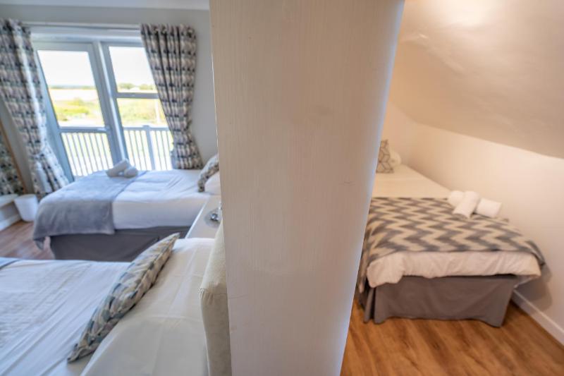 Triple Room with Balcony image 3