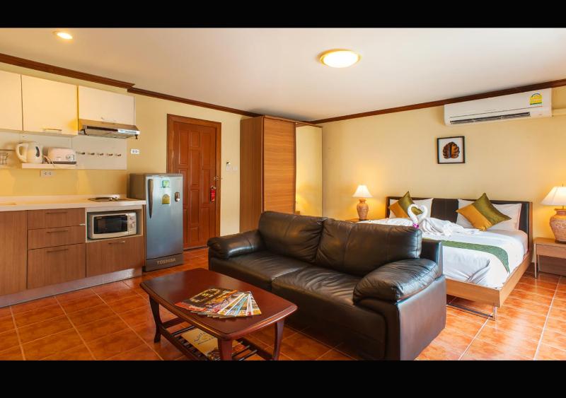 Patong Karlssons Hotel - image 1