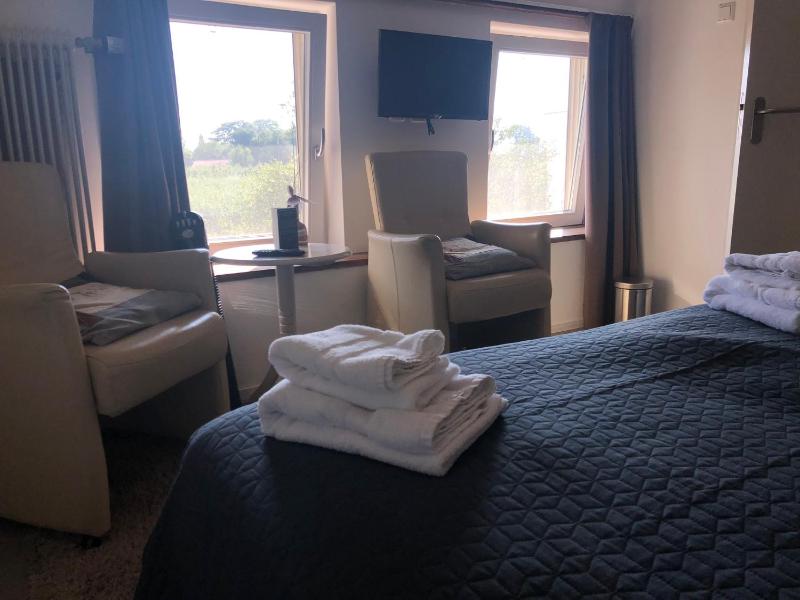 Budget Double Room image 3