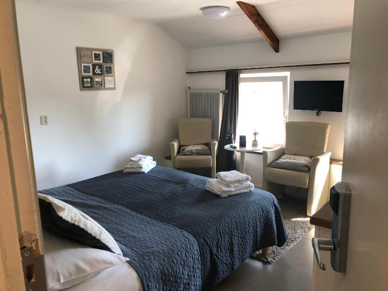 Budget Double Room image 4