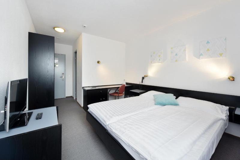 Standard Double Room image 4