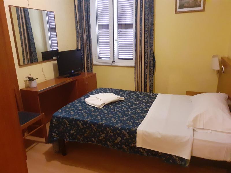 Small Double Room image 2