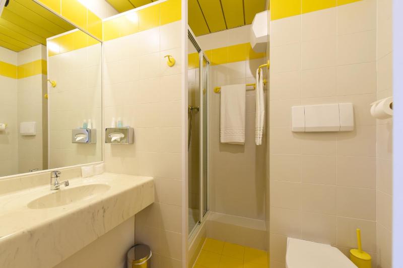 Twin Room image 2