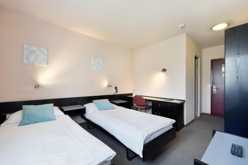 Twin Room image 3