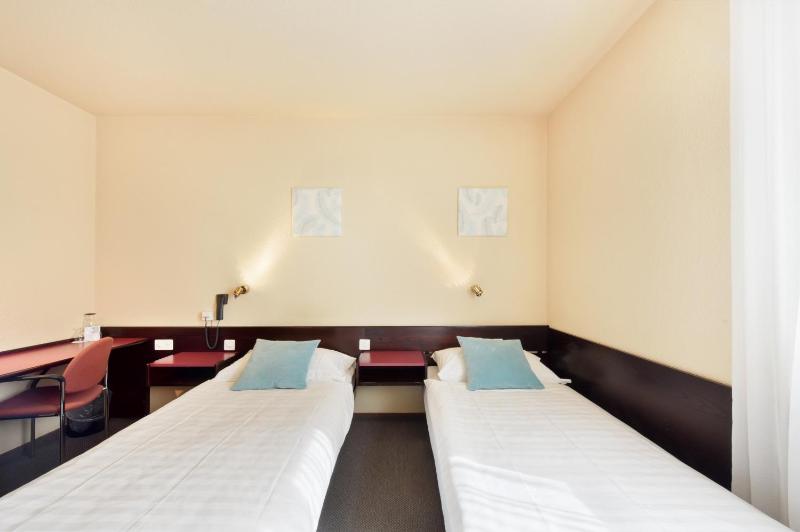 Twin Room image 4