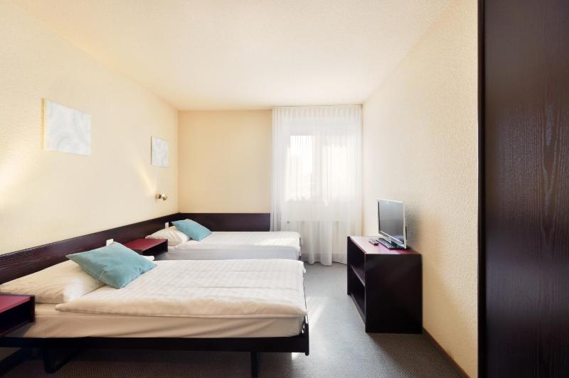 Twin Room image 1