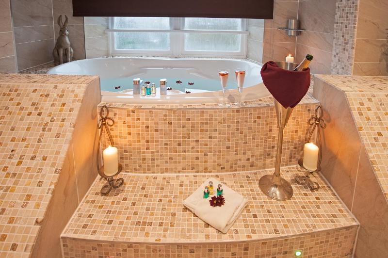 Luxury Double Room with Spa Bath - Tivoli Suite image 3