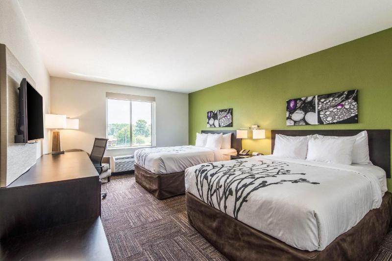 Queen Room with Two Queen Beds - Non-Smoking image 3