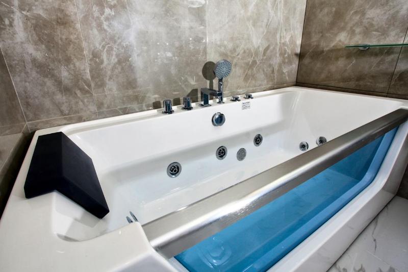 Studio Apartment with Jacuzzi image 2