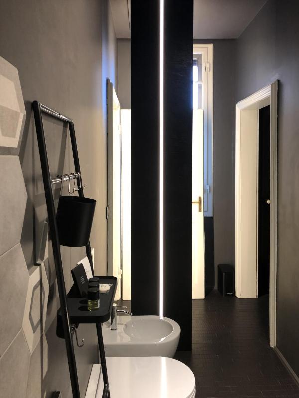 Superior King Room image 4
