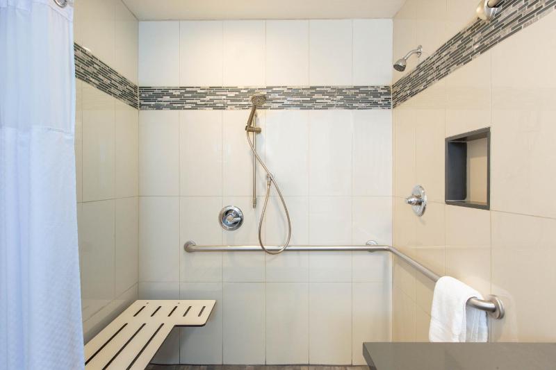 Queen Room - Disability Access/Non-Smoking image 2