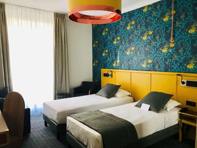 Superior King Room with Sofa Bed & without Air Condition image 4