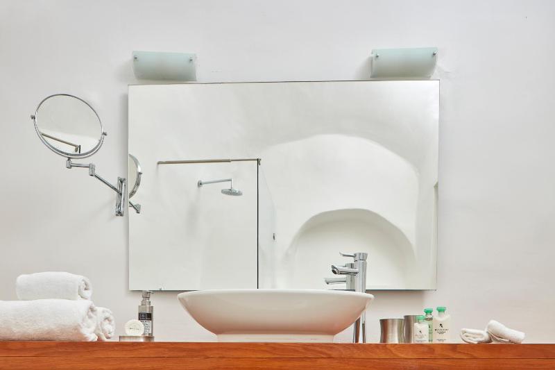Villa Double Room with Open Air Jetted Tub & Caldera View image 3
