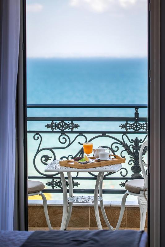 Superior Double Room with Sea View image 3
