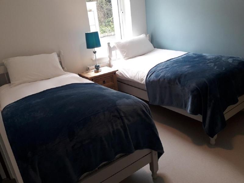 Twin Room with Private Bathroom image 2