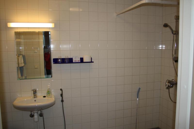 Standard Twin Room image 3