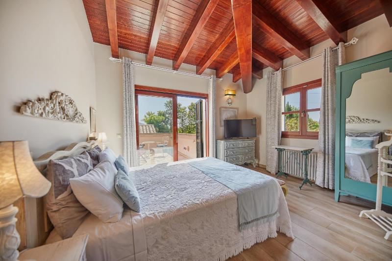 Deluxe Double Room with Balcony image 1