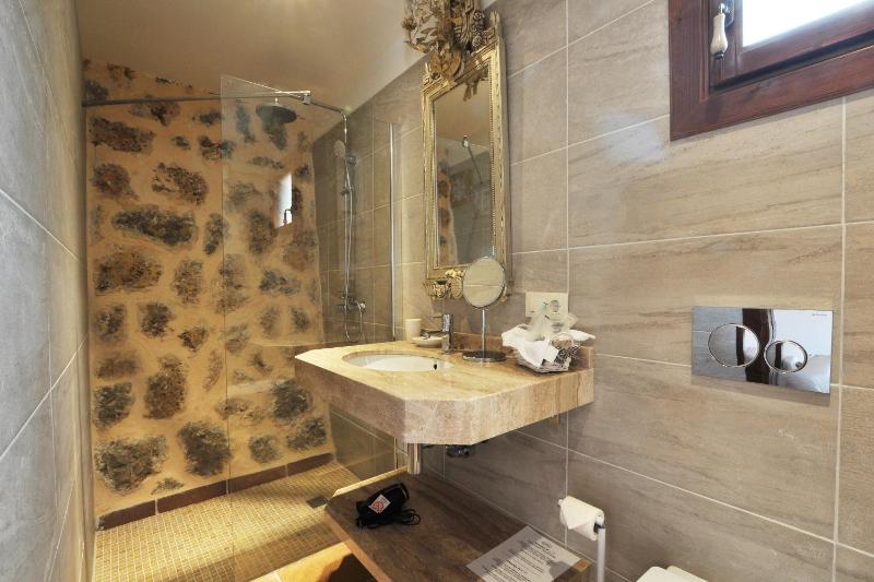 Deluxe Double Room with Balcony image 4