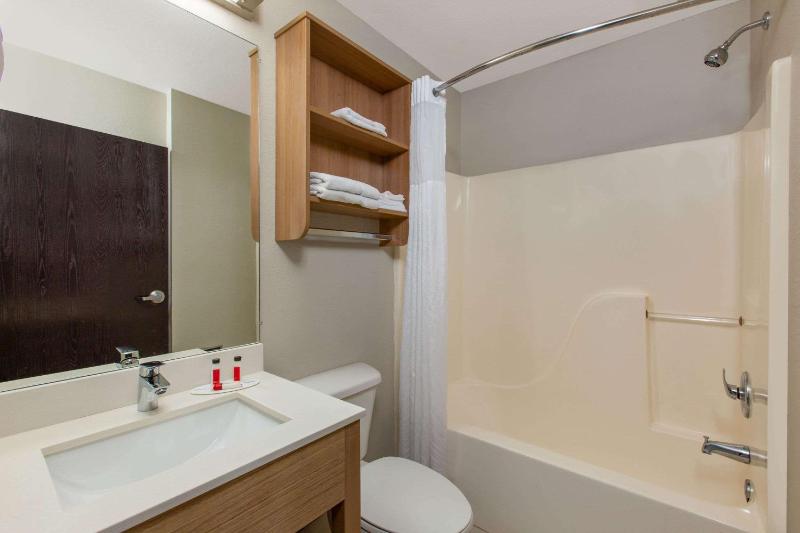 Queen Room - Non-Smoking image 3