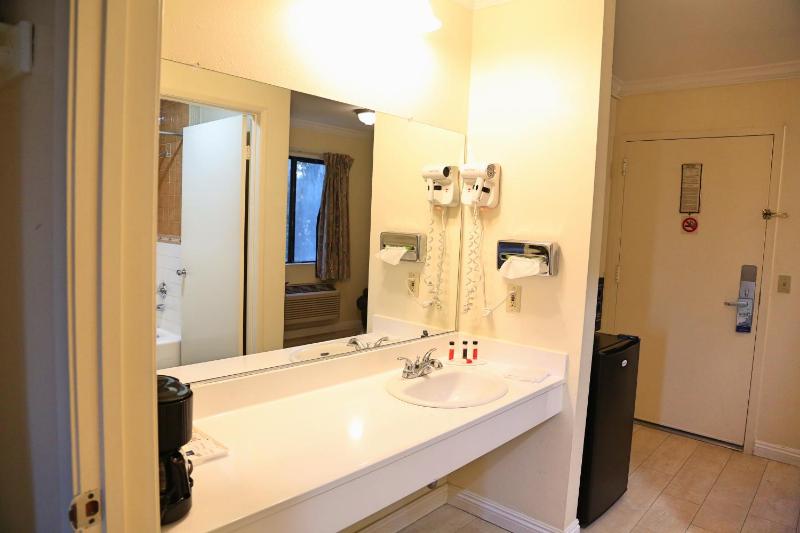 King Suite - Non-Smoking image 4