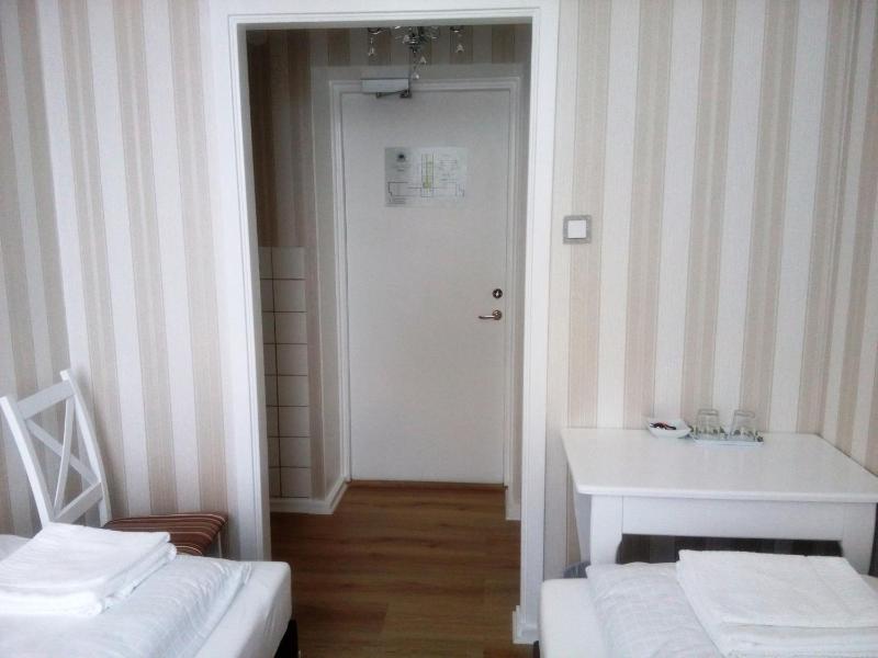 Budget Double Room image 4