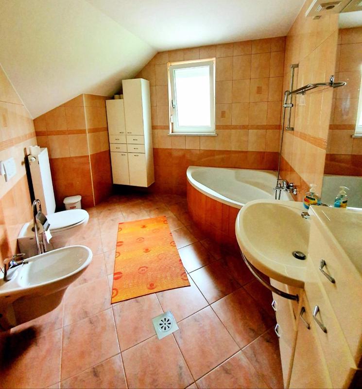 Standard Twin Room with Shared Bathroom image 3