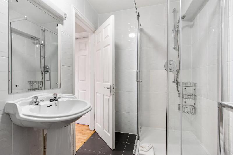 Three-Bedroom Apartment (6 Adults) image 2
