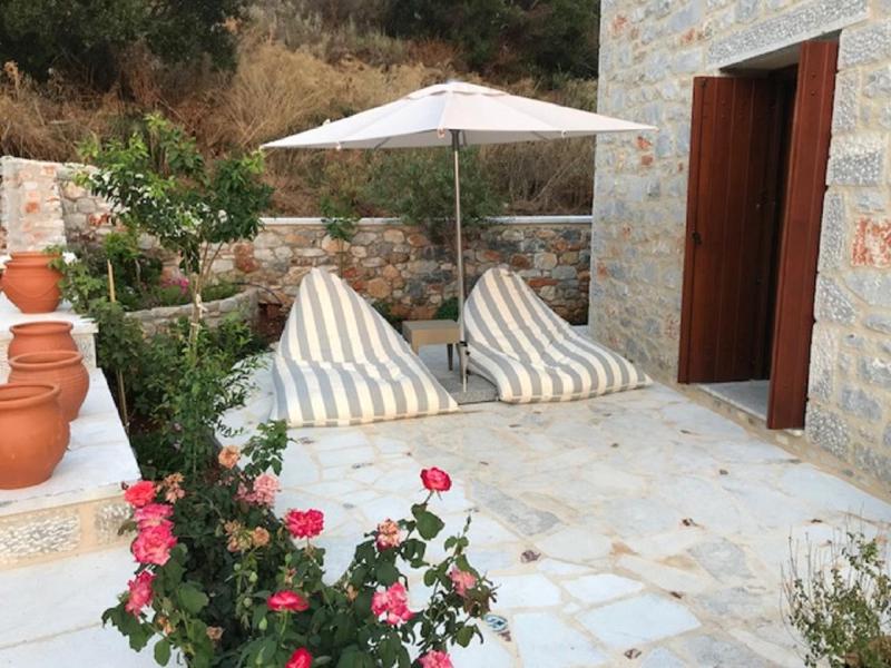 Deluxe Double Room with garden and Sea View image 3