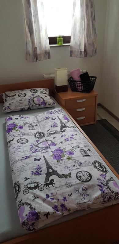 Single Room with Shared Shower and Toilet image 1