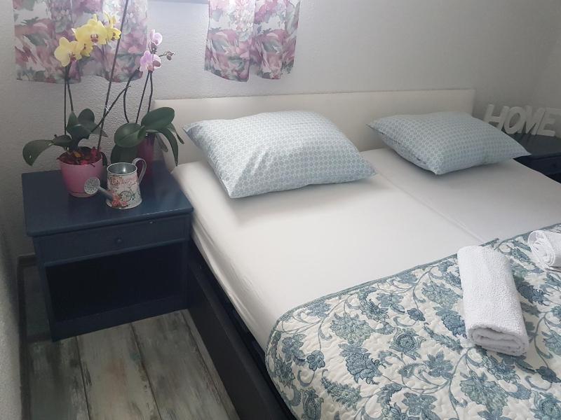 Standard Double Room with Shared Bathroom image 4