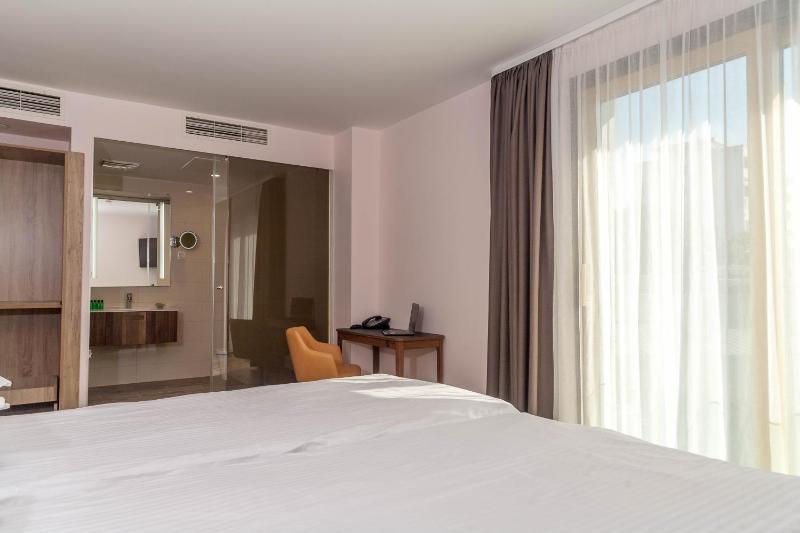 Superior Double or Twin Room with Balcony image 2