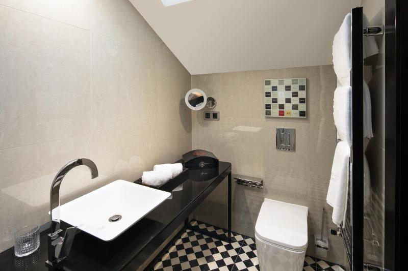 Small Double Room image 4