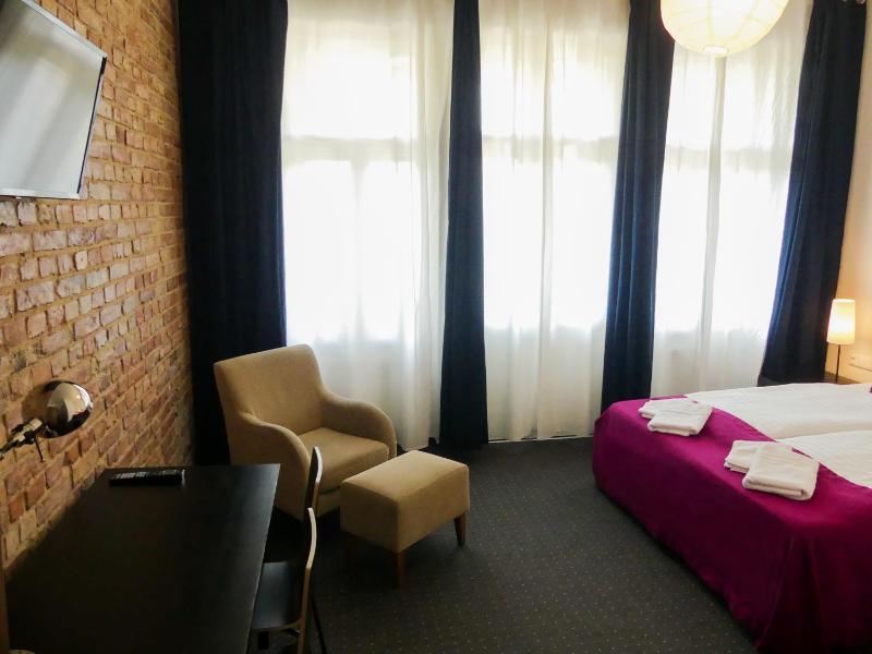 Standard Twin Room image 4