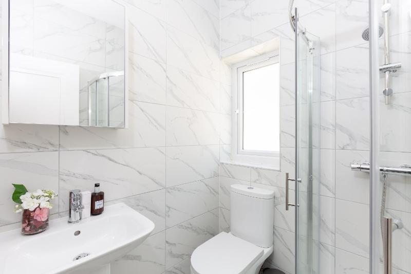 Queen Room with Shared Bathroom image 3