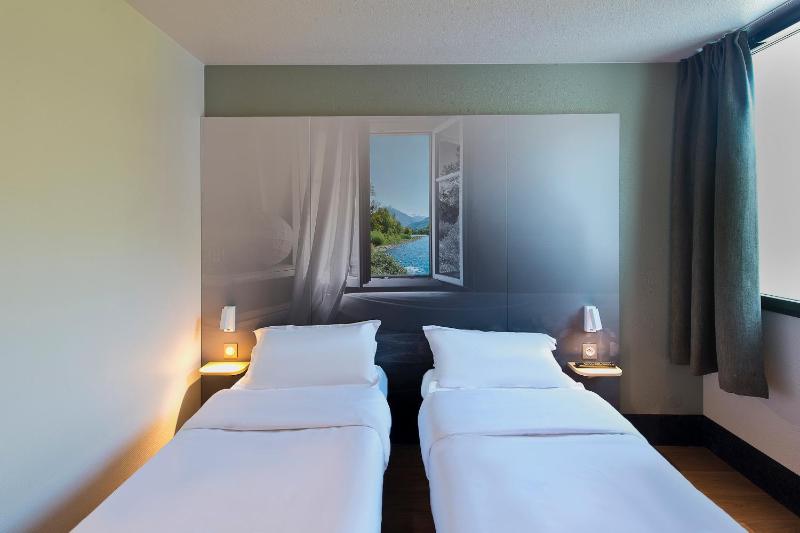 Twin Room (2 Adults) image 2