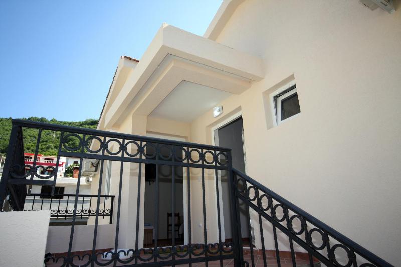 Studio (3 Adults) image 4