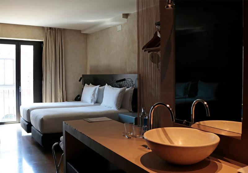 Deluxe Double Room with Views image 3