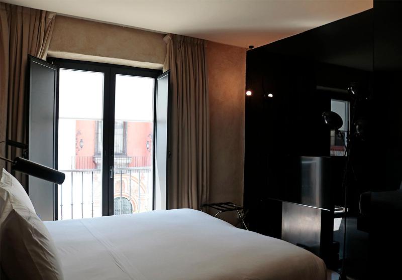 Deluxe Double Room with Views image 4