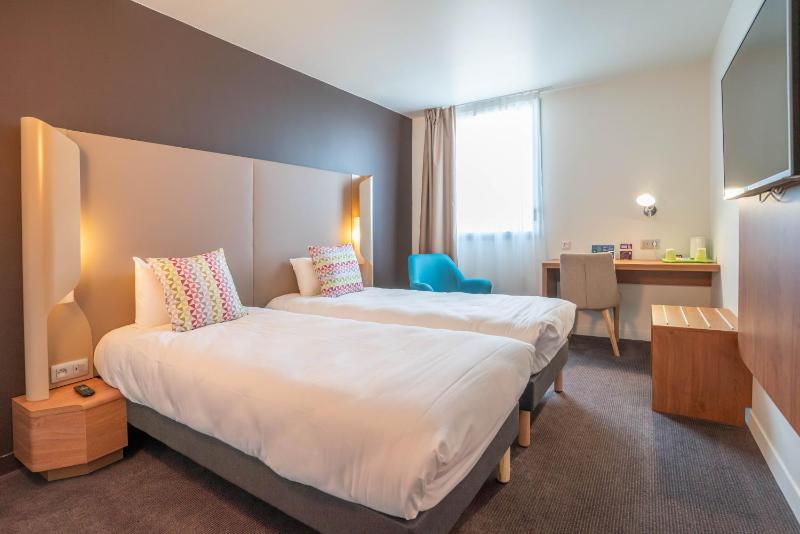 Superior Twin Room image 3