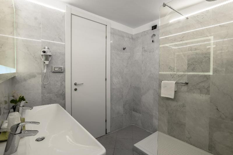 Standard Twin Room image 4