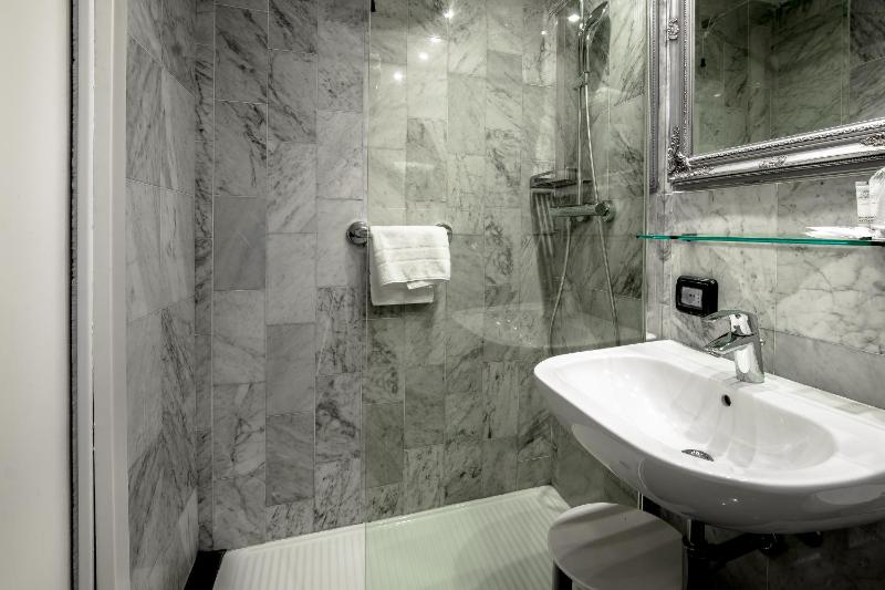 Standard Twin Room image 3