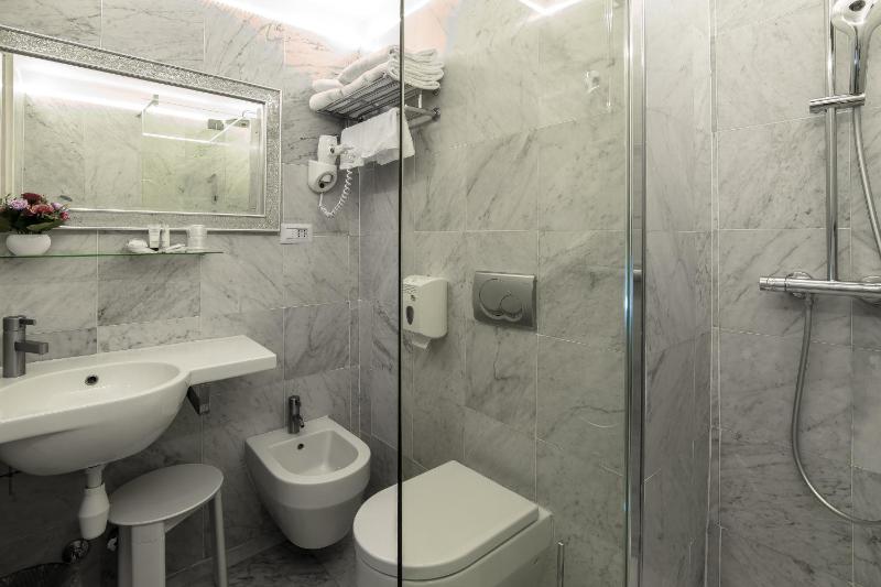 Standard Double Room image 4