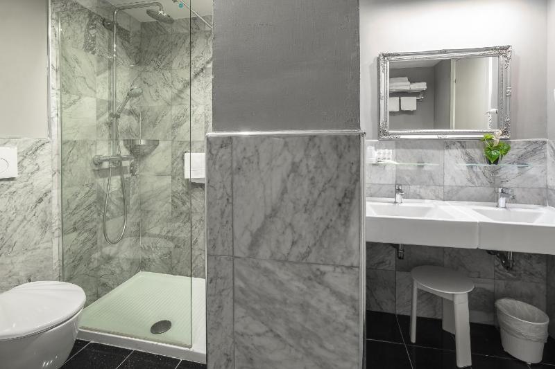 Standard Triple Room image 3