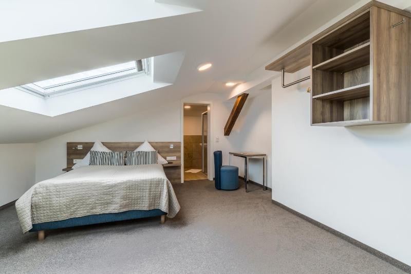 Standard Quadruple Room image 2